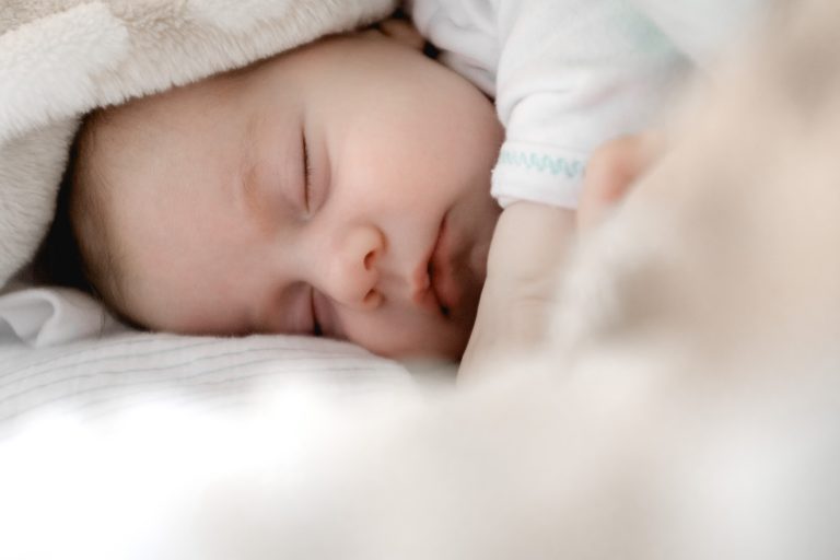 画像 2ヶ月 赤ちゃん 顔をこすりつける 2253232ヶ月 赤ちゃん 顔をこすりつける