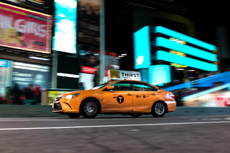 ニューヨークのタクシー・リムジン・配車アプリで快適な旅を!│NEW 
