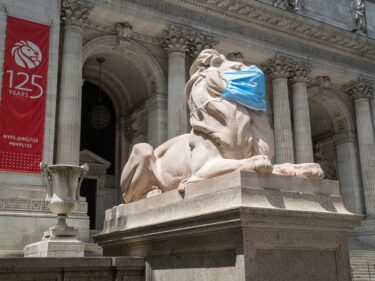 ニューヨーク公共図書館のライオン像がマスク着用